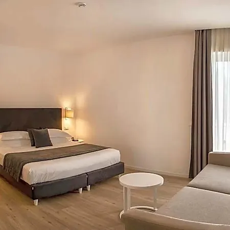 Isabella Hotel 4*