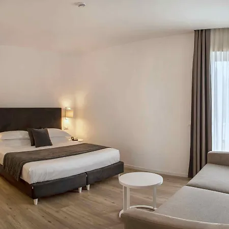 Isabella Hotel 4*